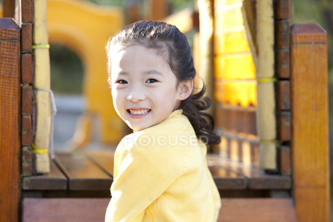 Menina chinesa jogando em brinquedos de playground — Fotografia de Stock