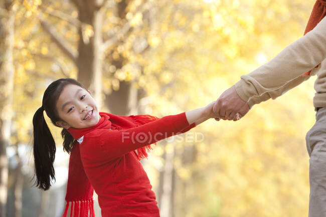Menina chinesa brincando com seu pai — Fotografia de Stock