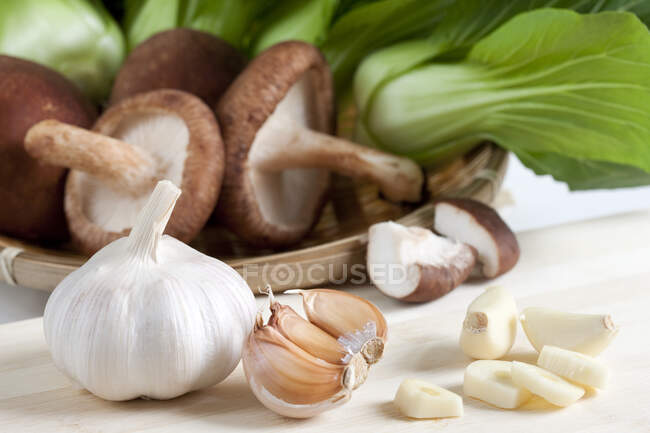 Alho, cogumelos e bok choy, close-up — Fotografia de Stock