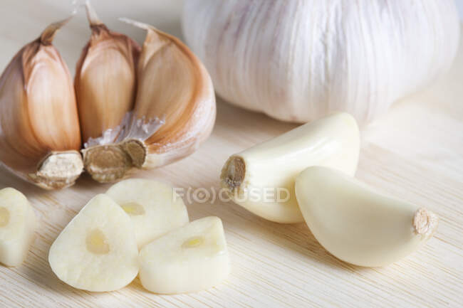 Луковица чеснока и гвоздика, крупным планом — стоковое фото