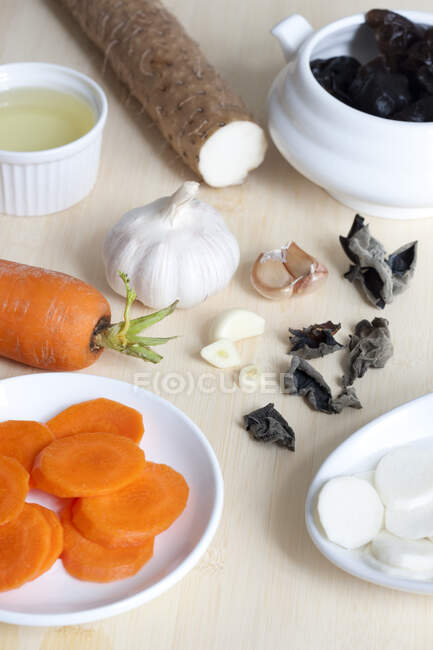 Gehacktes Gemüse und Lotuswurzel auf Schneidebrett — Stockfoto