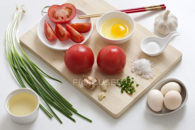 Ingredientes de cocina en tablero de madera con palillos - foto de stock