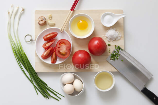 Ingrédients de cuisson sur une planche en bois avec des baguettes — Photo de stock