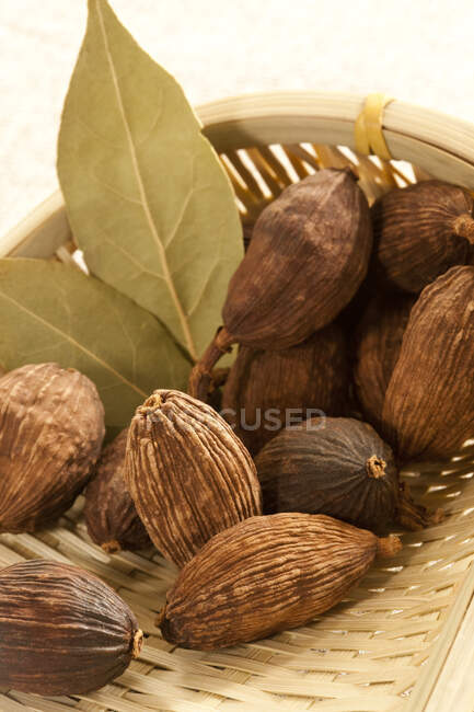 Цаоко Амомум фрукт з листям у маленькому кошику. — стокове фото