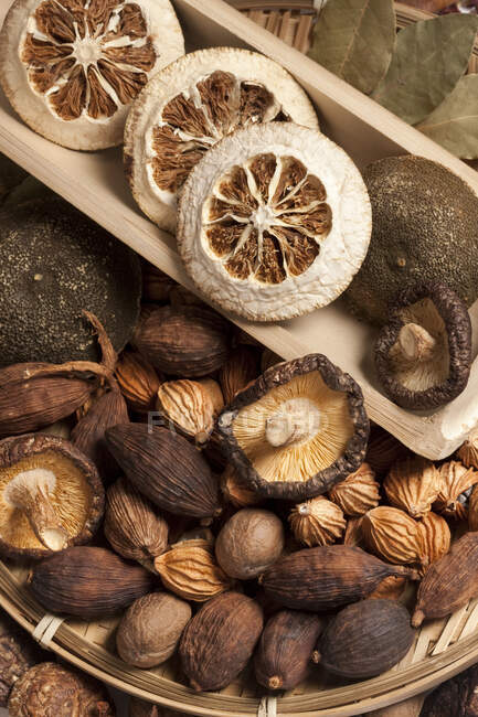 Frutta secca, funghi e spezie in casse di legno — Foto stock