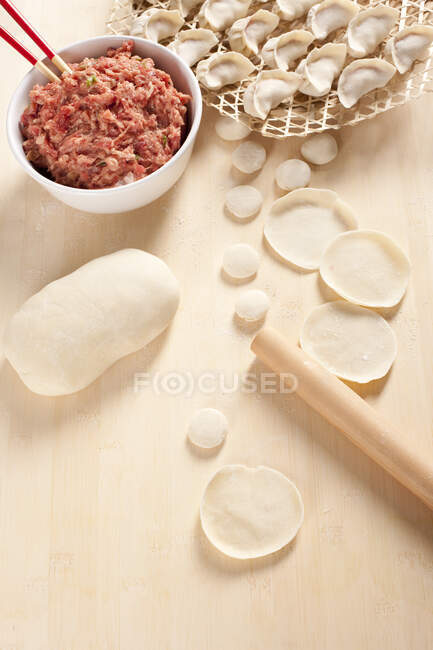 Proceso de cocción de albóndigas chinas, masa y relleno - foto de stock