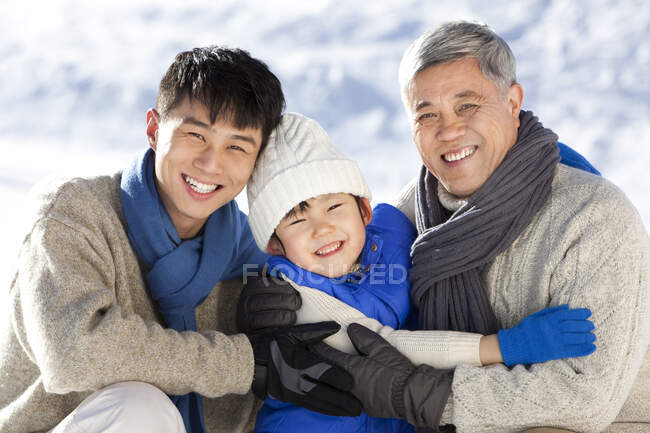 Три китайські покоління бавляться у снігу. — стокове фото