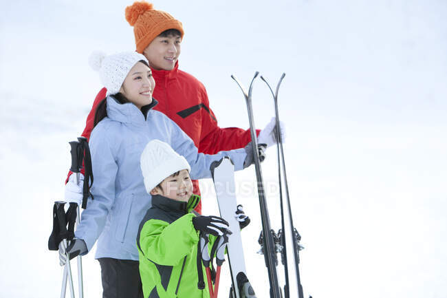 Китайская семья собирается на лыжах — стоковое фото