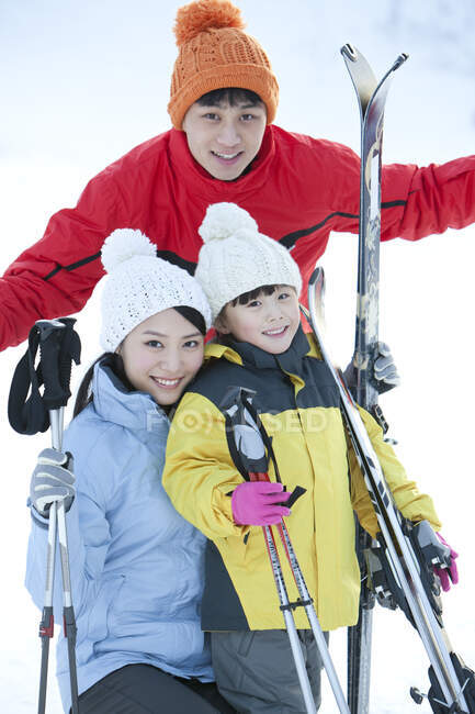 Chinesische Familie fährt Ski — Stockfoto
