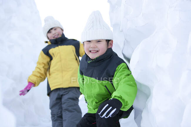 Милые китайские дети веселятся на снегу — стоковое фото