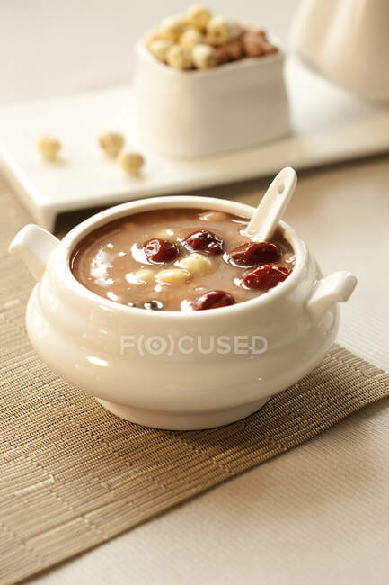 Comida ftraditional chinesa, porção de mingau de oito ingredientes — Fotografia de Stock