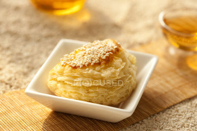 Knuspriger Durian-Kuchen mit Sesam — Stockfoto