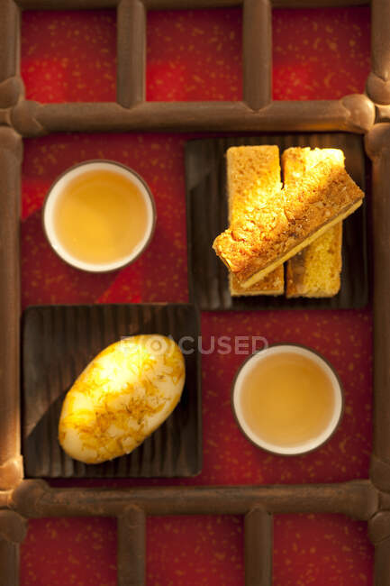 Traditionelle chinesische Dim Sum Desserts und Tee — Stockfoto