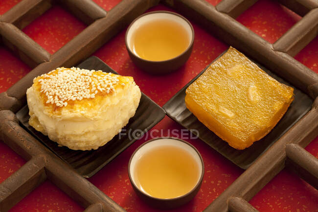 Chinese traditional dim sum snacks and tea — Stock Photo