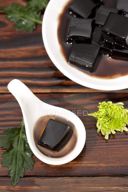 Cibo tradizionale cinese, gelatina di erbe tartarughe — Foto stock