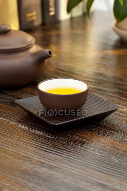 Чайний горщик і чашка, встановлені на столі — стокове фото