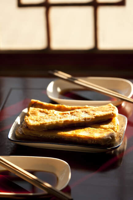Postre tradicional chino, pasteles dulces con palillos en la mesa - foto de stock