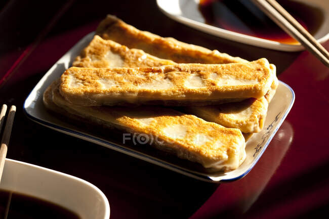 Китайский традиционный десерт, сладкие торты с палочками на столе — стоковое фото