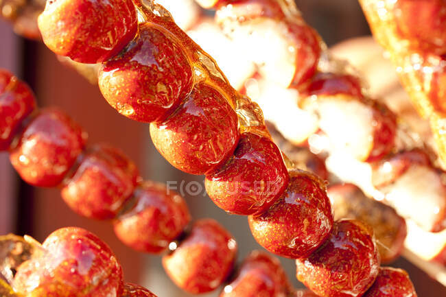 Comida tradicional chinesa, haws açucarados em paus — Fotografia de Stock