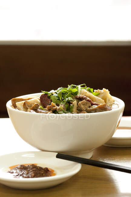 Comida tradicional china, porción de sopa de haslet de oveja con hierbas en un tazón - foto de stock