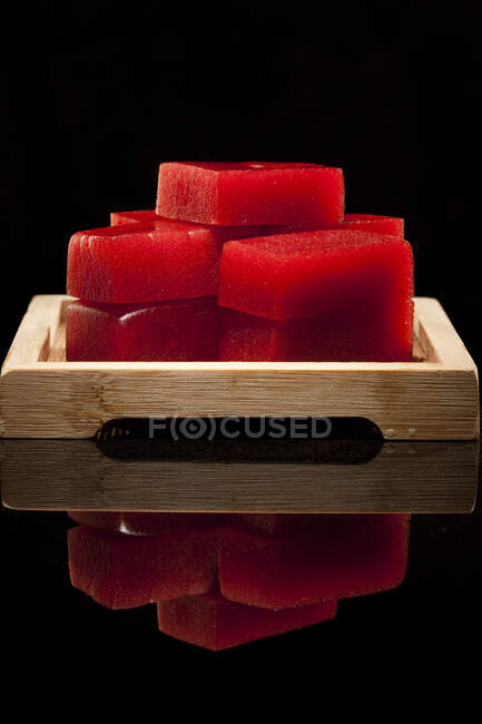 Chinese traditional food, red haw jelly on wooden tray — Stock Photo