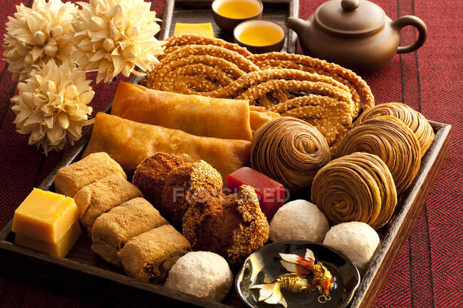 Різні види китайських традиційних печива і цукерок. — стокове фото
