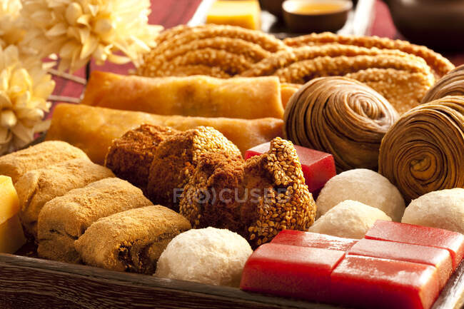 Varios tipos de pasteles y dulces tradicionales chinos - foto de stock
