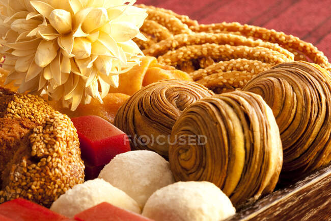 Différents types de desserts traditionnels chinois et petits pains — Photo de stock