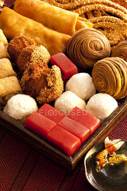 Différents types de desserts traditionnels chinois sur planche de bois — Photo de stock