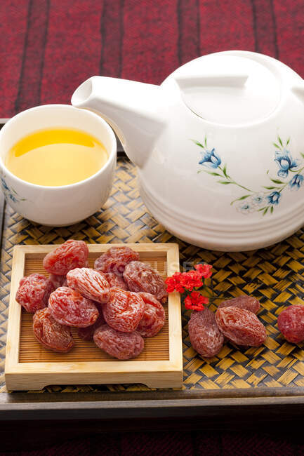Té y fruta conservados tradicionales chinos - foto de stock