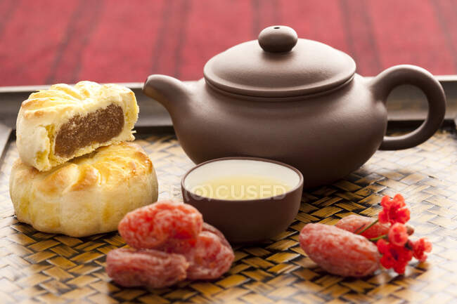 Frutta tradizionale cinese conservata, torte di luna e tè in pentola e tazza — Foto stock