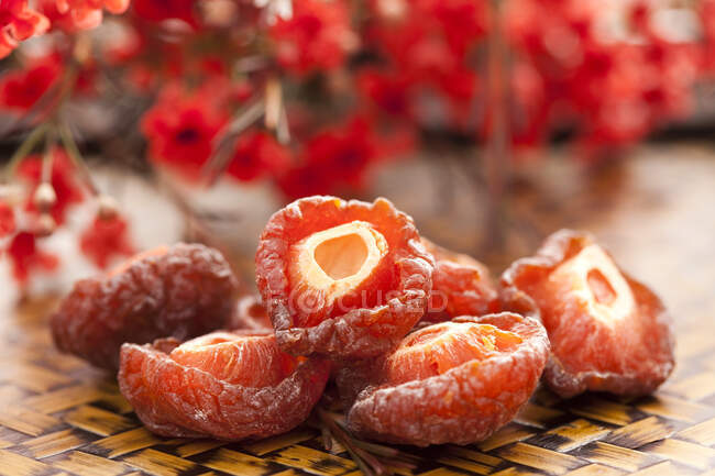 Dulces de ciruela secos tradicionales chinos - foto de stock
