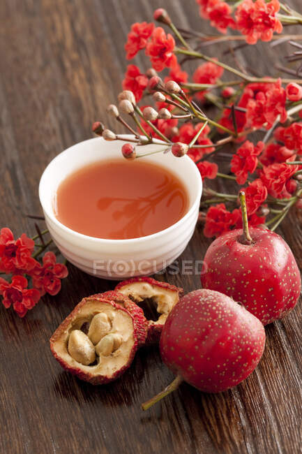 Хоторн свежие и сушеные ягоды, цветы и сок в маленькой миске — стоковое фото