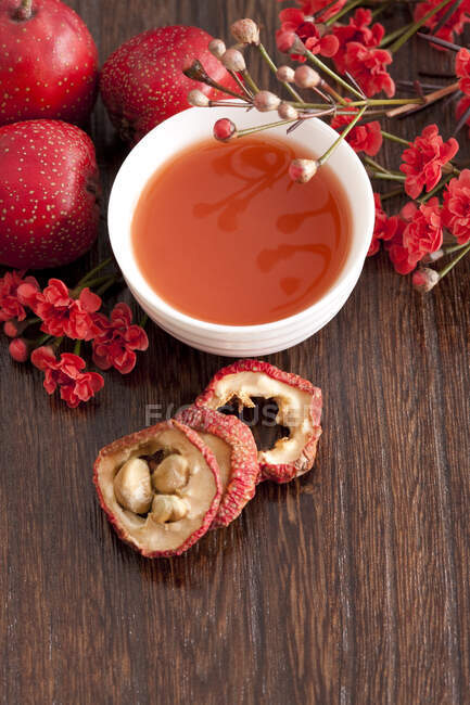 Fresh and dried Hawthorne berries and cup of juice — Stock Photo