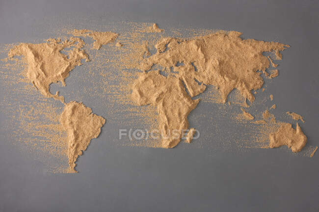 El mapa global hecho de arena - foto de stock