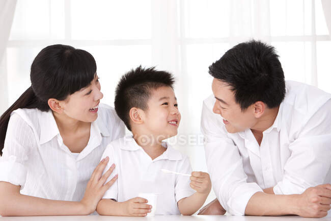 Famiglia cinese sana e yoghourt — Foto stock