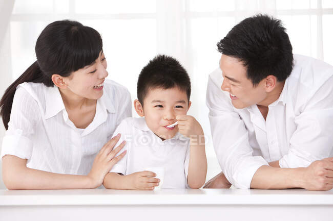 Gesunde chinesische Familie und Joghurt — Stockfoto