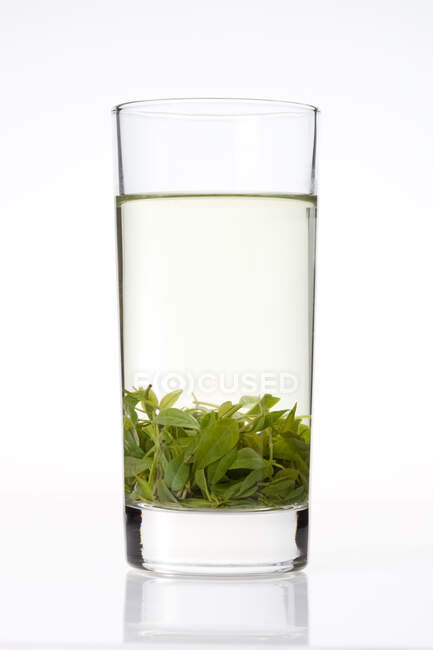 Vidro de chá verde tradicional chinês isolado no fundo branco — Fotografia de Stock