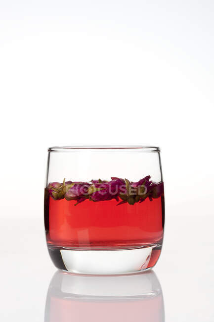 Vetro di tè rosa isolato su sfondo bianco — Foto stock