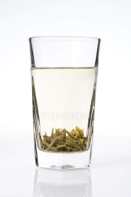 Verre de thé Longjing chinois isolé sur fond blanc — Photo de stock