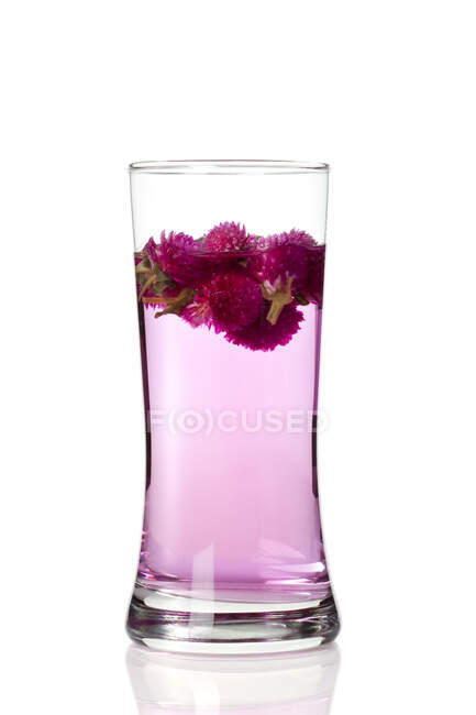 Globe Amaranth Tee im Glas isoliert auf weißem Hintergrund — Stockfoto