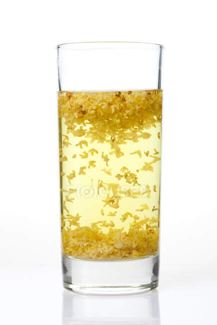 Vidro de chá osmanthus isolado no fundo branco — Fotografia de Stock