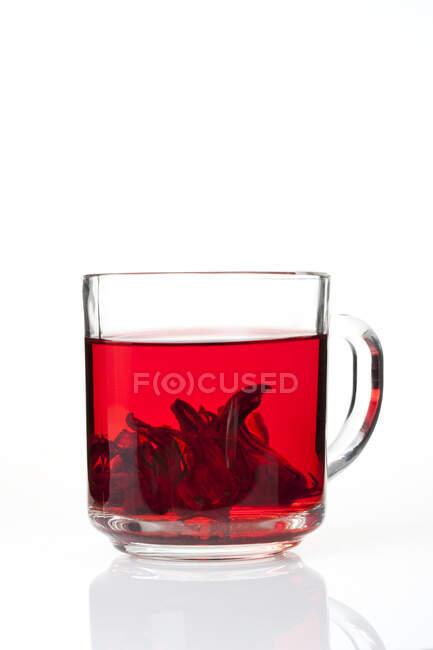 Tazza di tè rosa isolato su sfondo bianco — Foto stock