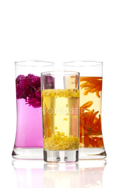 Китайский традиционный травяной чай в трех стаканах изолированы на белом фоне — стоковое фото