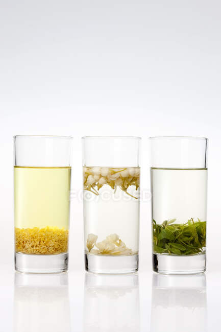 Chá de ervas tradicional chinês e chá verde em copos isolados no fundo branco — Fotografia de Stock
