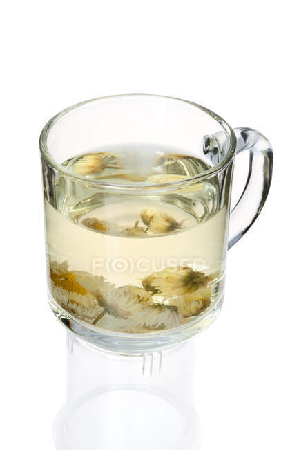 Gros plan de tisane chinoise dans une tasse, thé chrysanthème isolé sur fond blanc — Photo de stock