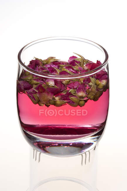 Vaso de té floral chino, té rosa aislado sobre fondo blanco - foto de stock