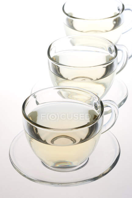 Чашки чая из стекла с чаем изолированы на белом фоне — стоковое фото