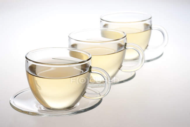 Чашки чая из стекла с чаем изолированы на белом фоне — стоковое фото