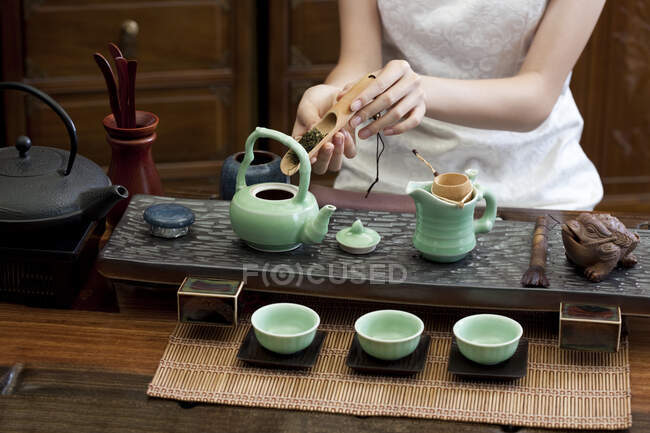 Ritagliato colpo di donna che esegue cerimonia del tè — Foto stock